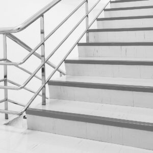 Perfil Antideslizante L Para Escaleras Pvc - Gris - 4.5X100 cm - Imagen 1